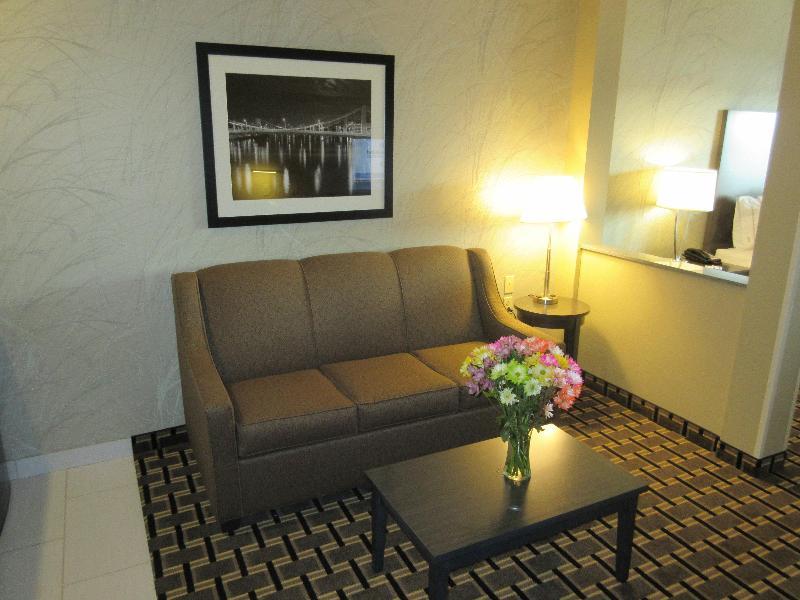 Holiday Inn Express & Suites Butler By Ihg Экстерьер фото