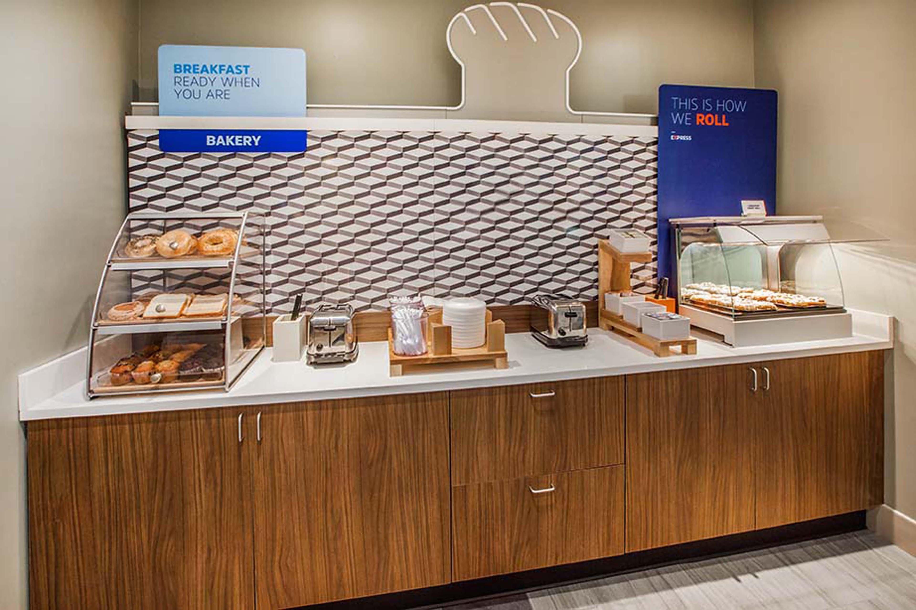Holiday Inn Express & Suites Butler By Ihg Экстерьер фото